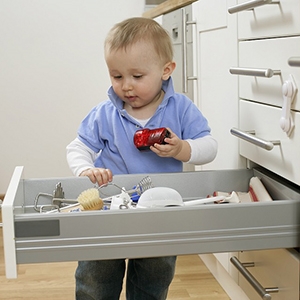 Какие опасности могут подстерегать ребенка дома?