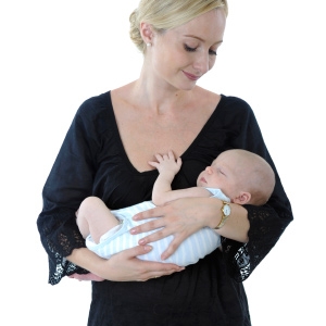 Как кормить ребенка грудью в слинге?
