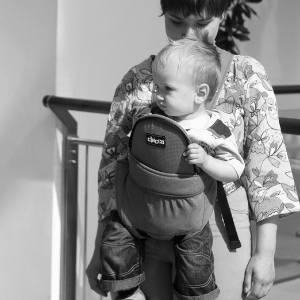 Ношение ребенка лицом к миру: стоит ли?