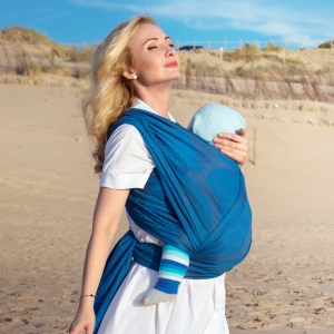 Как носить ребенка в слинге летом?