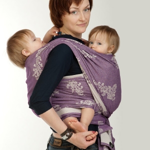 Как носить двойню в слинге?