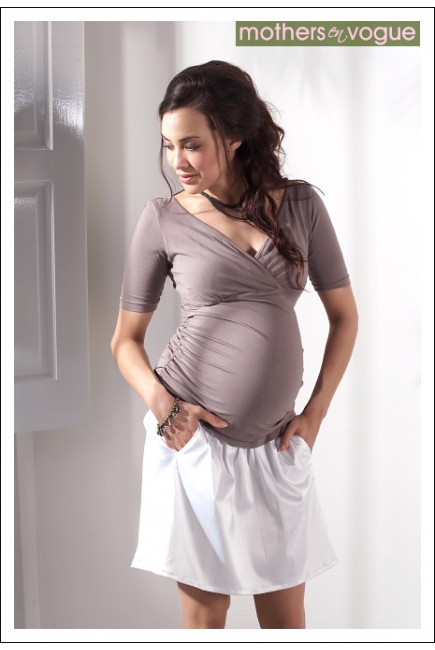 Топ для кормления Mothers en Vogue "Side Ruched Tee", цвет светлый хаки Топ для кормления Mothers en Vogue "Side Ruched Tee", цвет светлый хаки