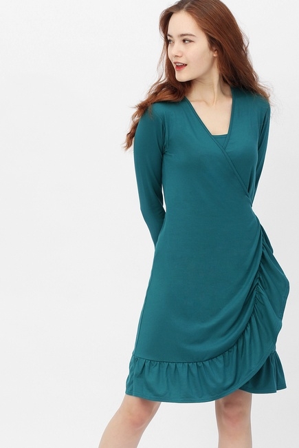 Платье на запах для беременных и кормящих с воланом, изумрудное