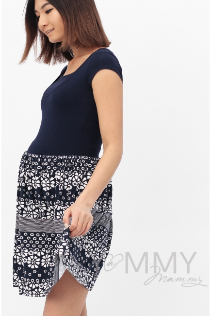 Платье с юбкой на сборке темно-синее с цветочным принтом для кормящих