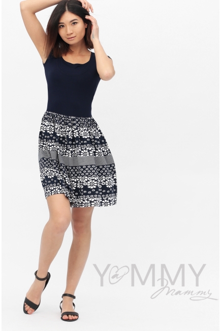 Платье с юбкой на сборке темно-синее с цветочным принтом для кормящих