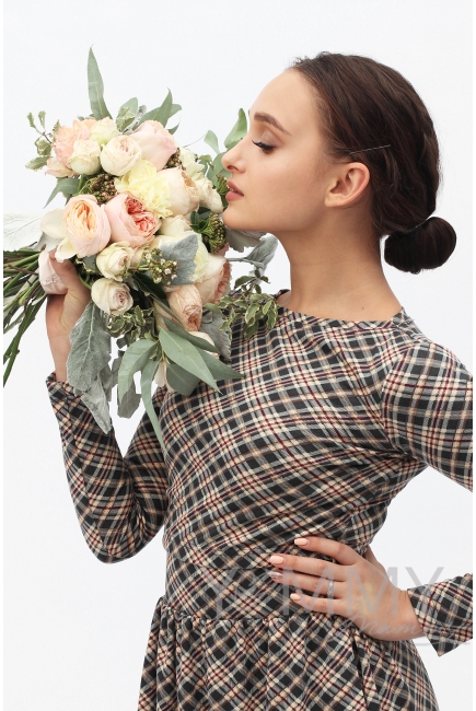 Платье длинное с карманами в бежевую/темно-синюю клетку для беременных