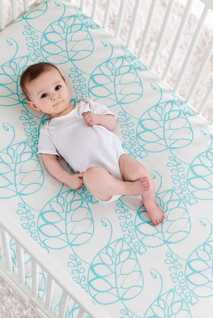 Aden&Anais простынка на матрас бамбуковая Azure Leafy (голубые листья)