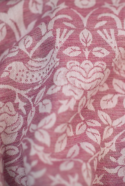 Состав: 77% египетский хлопок, 23% лен*  ЕСТЬ В НАЛИЧИИ: размер М Слинг из новой коллекции Diva Milano: мягкий новым, средней толщины, прекрасно держащий - идеален и для новорожденного, и для ребенка постарше. Египетский хлопок - это самый лучший и самый дорогой сорт хлопка - длинноволокнистый, его обычно используют для производства одежды или постельного белья класса люкс. Благодаря длинным и тонким волокнам такой хлопок не скатывается в катышки, из него получаются легкие, но крепкие, шелковистые и мягкие нити. При надлежащем уходе слинги из египетского хлопка прослужат несколько десятилетий, что оправдывает более высокую цену ткани.