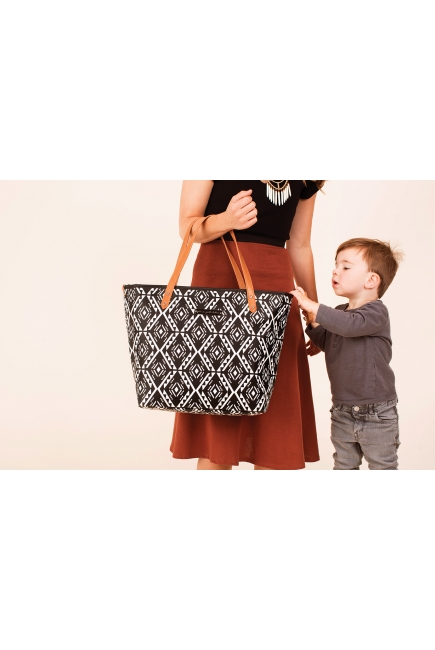 Сумка для мамы Petunia Downtown Tote: Secrets of Salvador