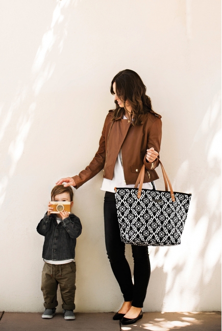 Сумка для мамы Petunia Downtown Tote: Secrets of Salvador