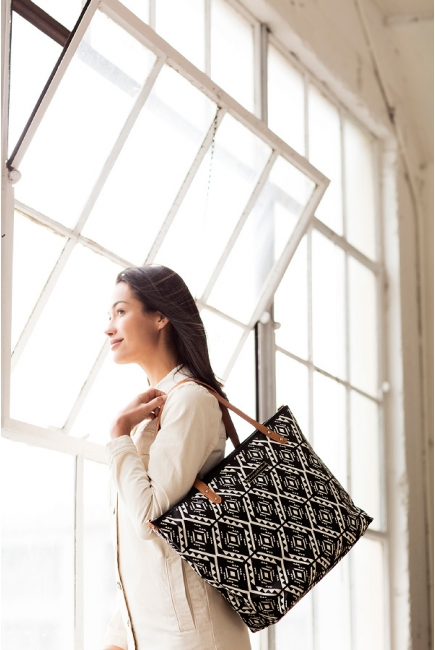 Сумка для мамы Petunia Downtown Tote: Secrets of Salvador